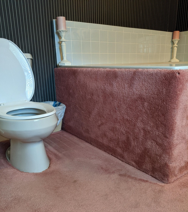 Thêm một phòng tắm được chăm sóc quá kỹ khi lót toàn bộ bằng vải lông.