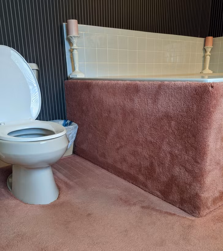 Thêm một phòng tắm được chăm sóc quá kỹ khi lót toàn bộ bằng vải lông.