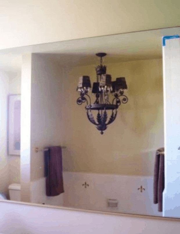 Không lắp trong phòng khách hay phòng ăn, đèn chùm được treo ngay trên bồn cầu.