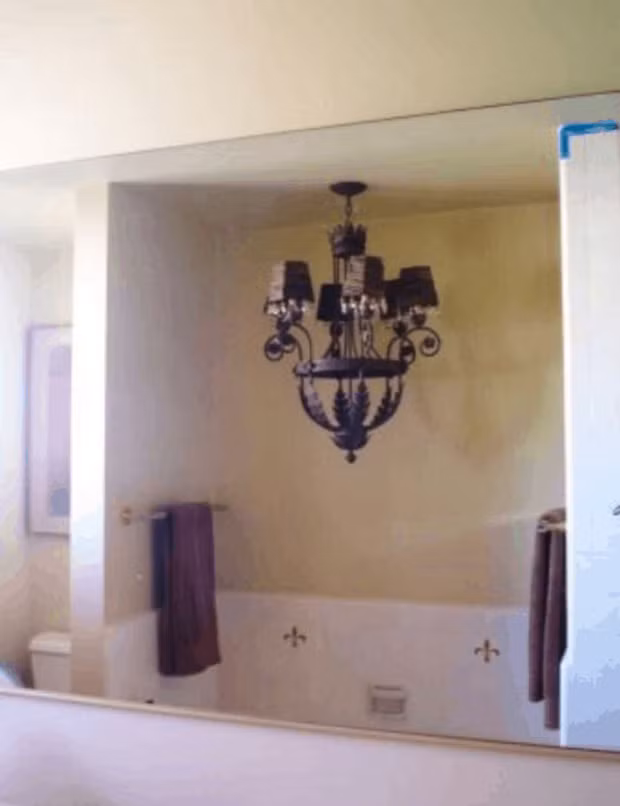 Không lắp trong phòng khách hay phòng ăn, đèn chùm được treo ngay trên bồn cầu.