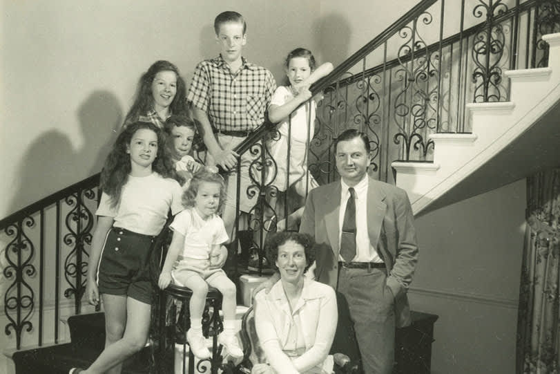 Theo đó, Rockefeller họp mặt gia đình 2 lần một năm, thường là hơn 100 người cùng dùng bữa trưa Giáng sinh trong một căn phòng.