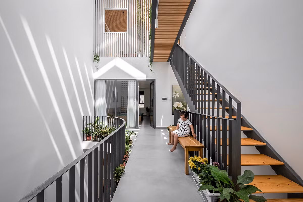Khoảng hành lang nối giữa hai phòng giúp phá bỏ cảm giác bị nhàm chán vì bó buộc của lan can tay vịn.