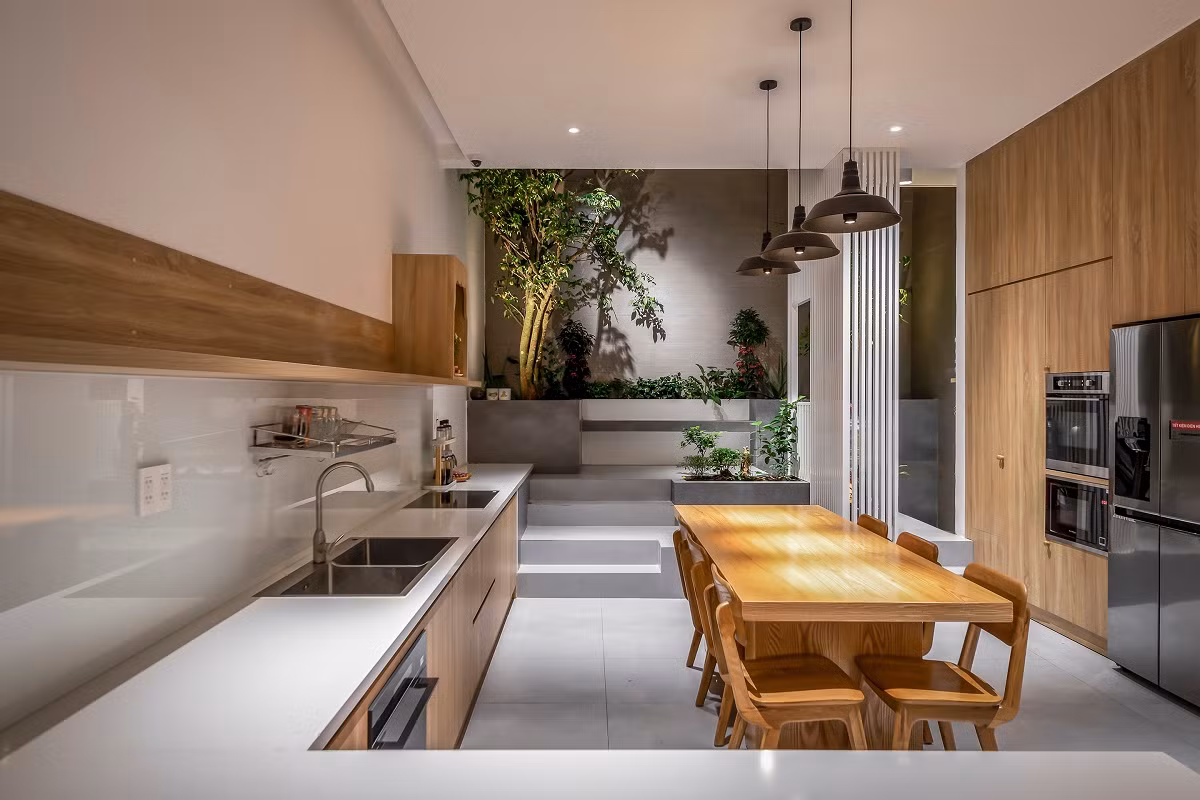 Kiến trúc sư không dùng vách ngăn giữa nhà bếp và sân sau nhằm tạo ra sự liên thông không gian thú vị.