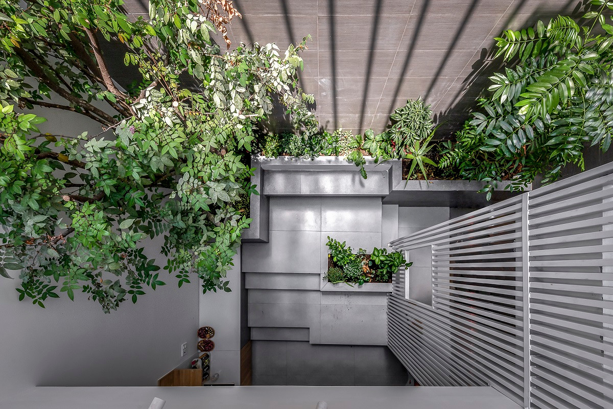 Giếng trời lớn đặt chính giữa và sau cùng nhà giúp lấy sáng và gió tự nhiên cho các phòng ngủ.