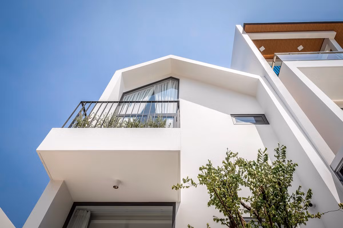 Áp lực công việc và áp lực chăm con của đôi vợ chồng trẻ ở xã hội hiện đại là rất lớn nên việc thiết kế một căn nhà thông thoáng, nhiều cây xanh, tạo sân chơi cho các con là nhiệm vụ của nhóm kiến trúc sư.