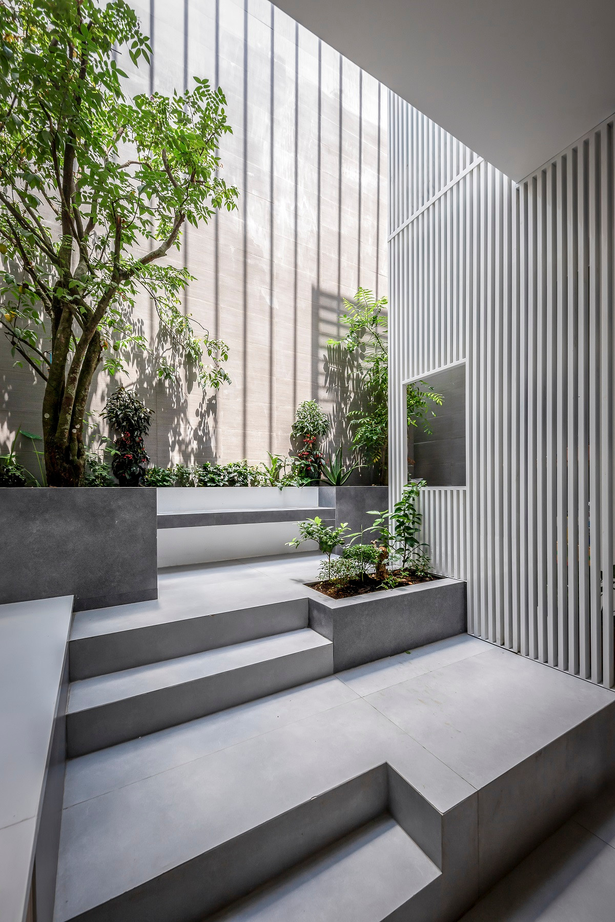 Để tạo cảm giác nhẹ nhàng cho ngôi nhà, kiến trúc sư lấy tông màu trắng làm chủ đạo, phối thêm màu xám và màu gỗ làm cho ngôi nhà trở nên thanh thoát hơn.