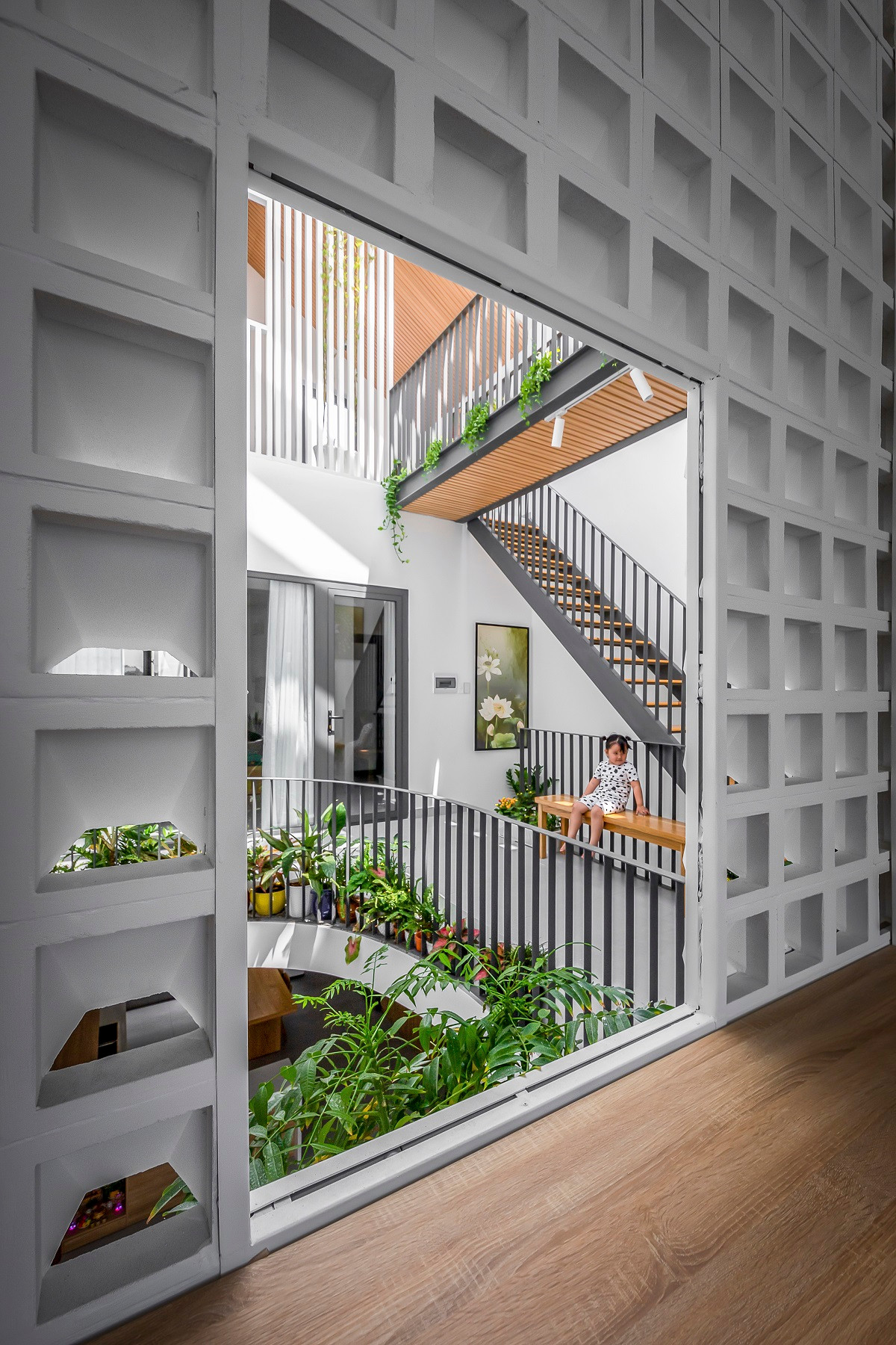 Mảng xanh che phần lan can và tận dụng làm sân chơi cho bé.