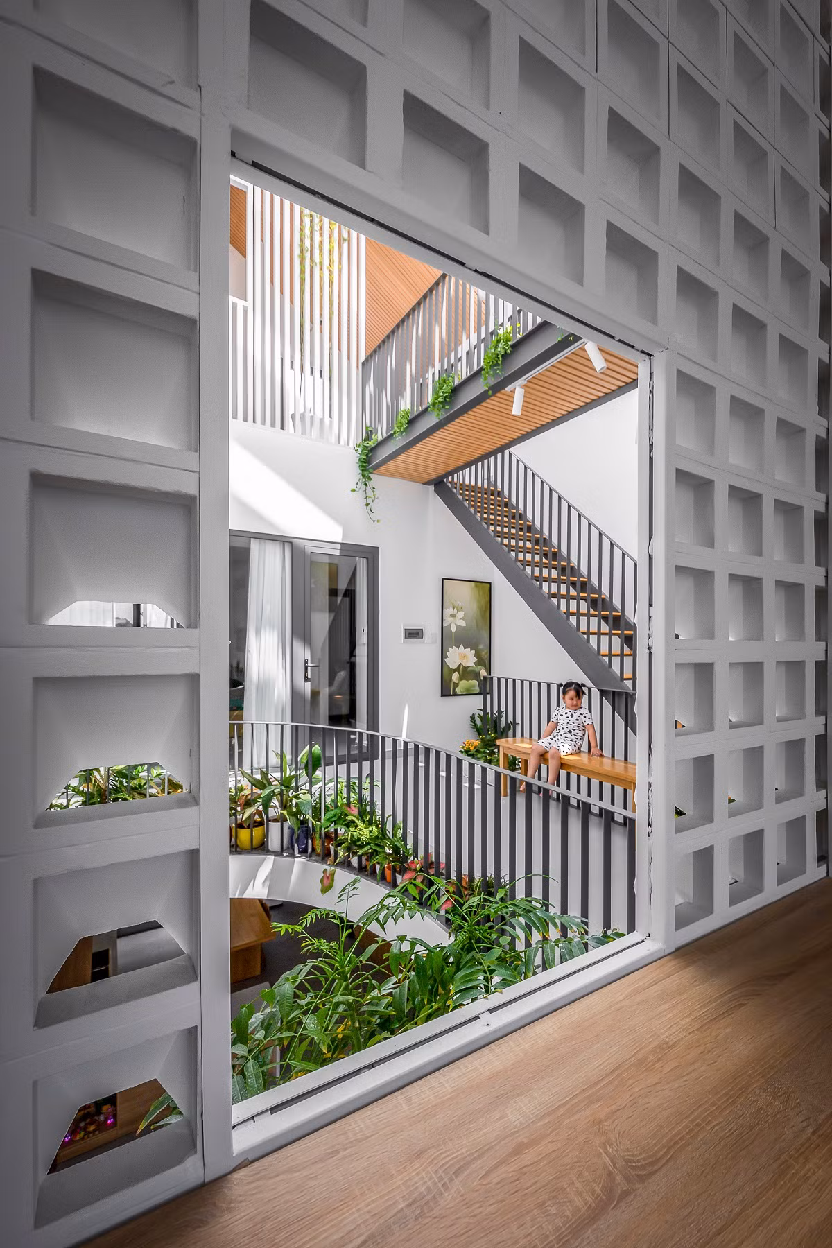 Mảng xanh che phần lan can và tận dụng làm sân chơi cho bé.