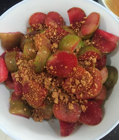 Theo cô Tâm, khách hàng chủ yếu là chị em phụ nữ. Do mận khá đắt nên đa số mọi người chỉ mua từ 0,5 - 1kg ăn cho đỡ thèm.