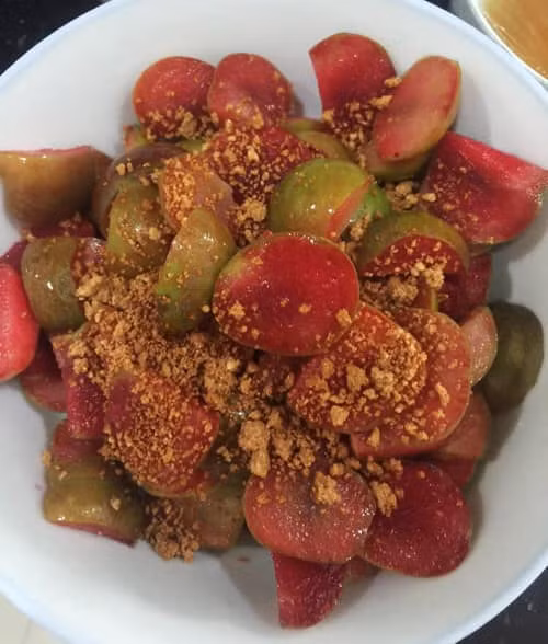 Theo cô Tâm, khách hàng chủ yếu là chị em phụ nữ. Do mận khá đắt nên đa số mọi người chỉ mua từ 0,5 - 1kg ăn cho đỡ thèm.