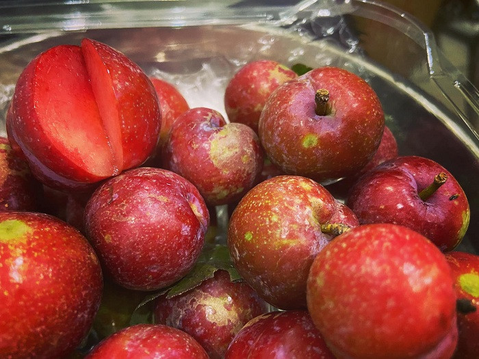 Theo chị Hoa, người bán đăng ảnh mận chín đỏ, quả to nhưng khi nhận thì mận cũng không chín như ảnh, nhiều quả nhỏ và xanh.