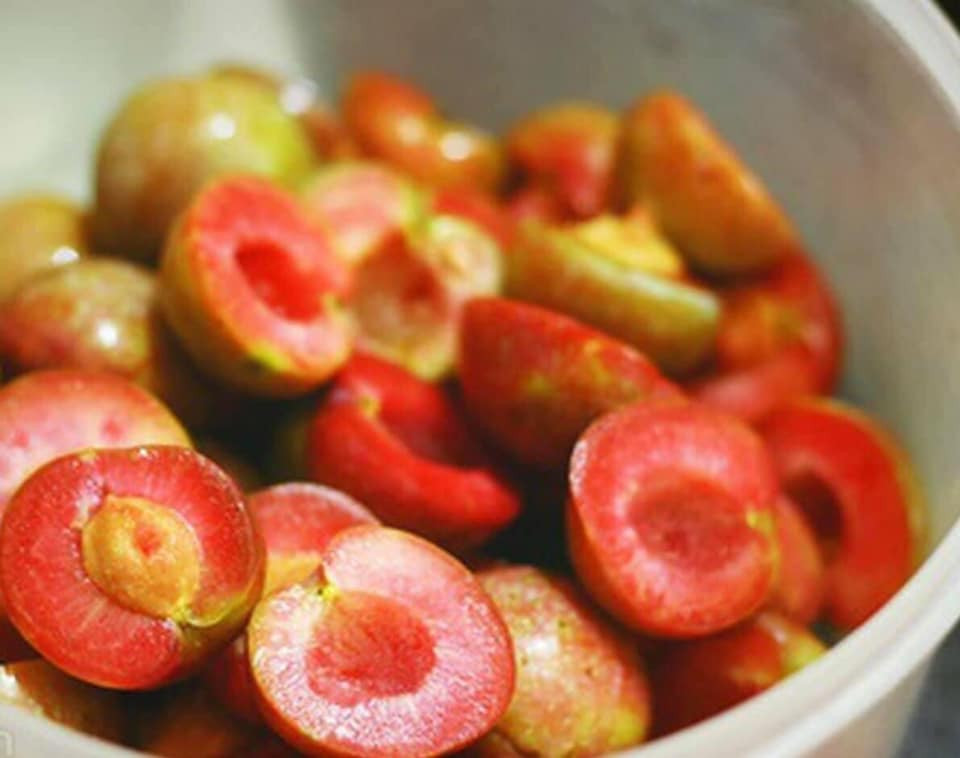 Mận trái mùa ăn có vị chua, chát nhưng chấm muối ớt sẽ rất phù hợp trong những ngày Tết. Nguồn ảnh: Facebook