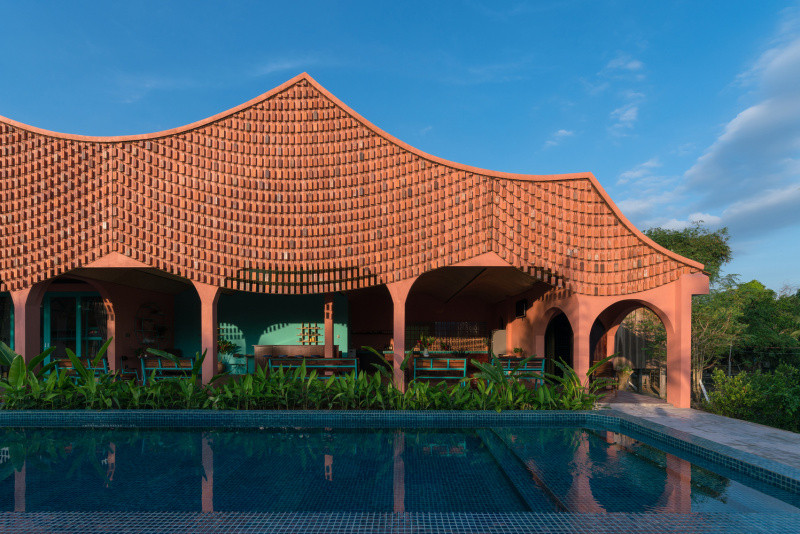 Mục đích của gia chủ là muốn cải tạo nơi này thành một khu nghỉ dưỡng với kinh phí đầu tư hạn chế nhưng vẫn đảm bảo các tiện nghi cơ bản, đồng thời giữ được nét dung dị và đặc trưng vốn có của vùng đất này.