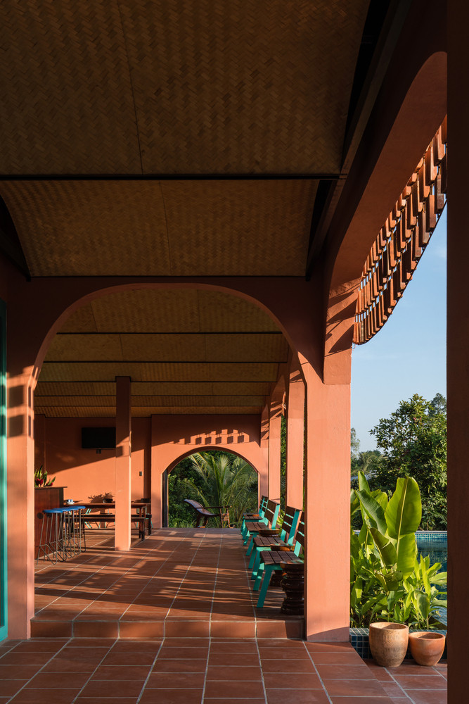 Hầu hết các kết cấu chịu lực và tường ngăn từ ngôi nhà cũ đều được giữ lại. Bên trong, một số bức tường đã được dỡ bỏ và các vách ngăn cho phòng tắm được xây dựng.