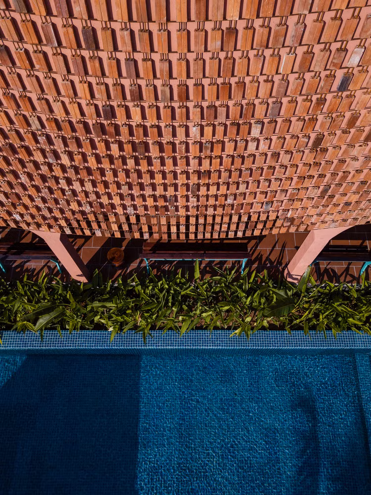 Dọc hành lang là các phòng ngủ có cửa hướng Đông nhìn ra sân trước.