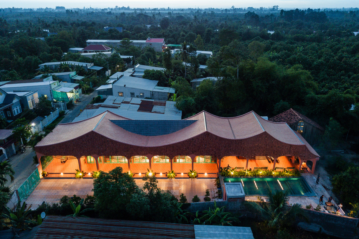 Căn nhà xây trên khu đất có diện tích 1000m2, được thiết kế với 2 phần hiện hữu. Phía trước là một khối nhà mái ngói nằm dọc theo diện tích đất và khối còn lại được lợp tôn.