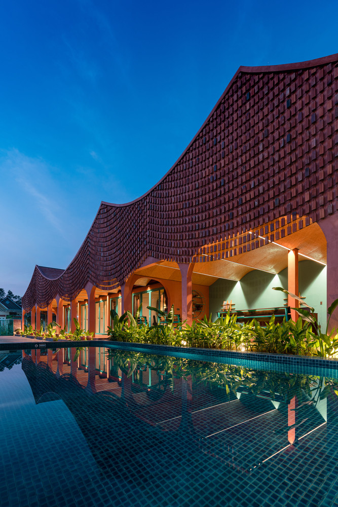 Nội thất được mua ở các nhà máy địa phương, một số tái sử dụng từ ngôi nhà cũ. Nguồn ảnh: Quang Dam