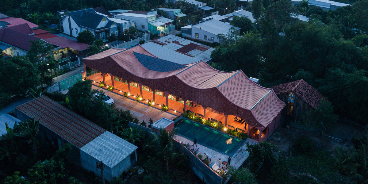 Nhà bếp và các tiện ích công cộng ở phía sau hướng ra hồ bơi, rất thích hợp cho các bữa tiệc trong nhà và ngoài trời.