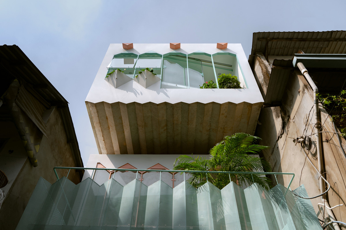 Gia chủ là một phụ nữ trẻ sống cùng bố mẹ đã về hưu nên ngoài nhu cầu sinh hoạt cơ bản, căn nhà cần một không gian nhỏ cho sở thích đọc sách, vẽ tranh, chơi nhạc...