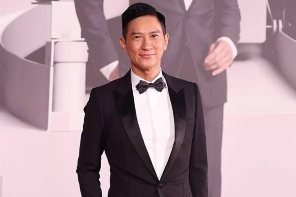 Không chỉ là một nam diễn viên truyền hình, diễn viên điện ảnh, ca sĩ kiêm nhà sản xuất phim nổi tiếng người Hồng Kông gốc Trung Quốc, Trương Gia Huy là đại gia bất động sản ngầm nắm trong tay nhiều dinh thự đắt đỏ.