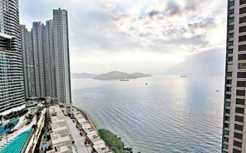 Gia nhập thị trường bất động sản từ 2006, sự khôn ngoan trong chiến lược đầu tư đã khiến Trương Gia Huy thu về số tiền khổng lồ lên đến 130 triệu HKD (390 tỷ đồng).