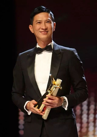 Năm 2009, khi con gái Trương Đồng đến tuổi đi học, Trương Gia Huy từng bỏ ra 386.000 USD mua tòa nhà Phượng Hoàng để thuận tiện cho việc đến trường của con.