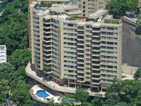 Năm 2007, Trương Gia Huy bán căn biệt thự có giá ban đầu 8 triệu NDT (27 tỷ đồng) và được lời 16 triệu NDT (55 tỷ đồng). Sau đó, anh tiếp tục mua căn hộ ở vịnh Bel-Air với giá 23 triệu NDT (79 tỷ đồng) có mặt hướng ra biển.