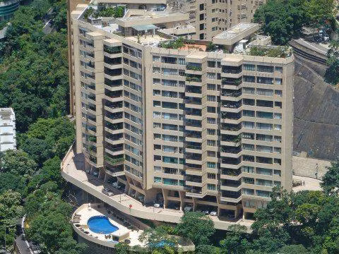 Năm 2007, Trương Gia Huy bán căn biệt thự có giá ban đầu 8 triệu NDT (27 tỷ đồng) và được lời 16 triệu NDT (55 tỷ đồng). Sau đó, anh tiếp tục mua căn hộ ở vịnh Bel-Air với giá 23 triệu NDT (79 tỷ đồng) có mặt hướng ra biển.