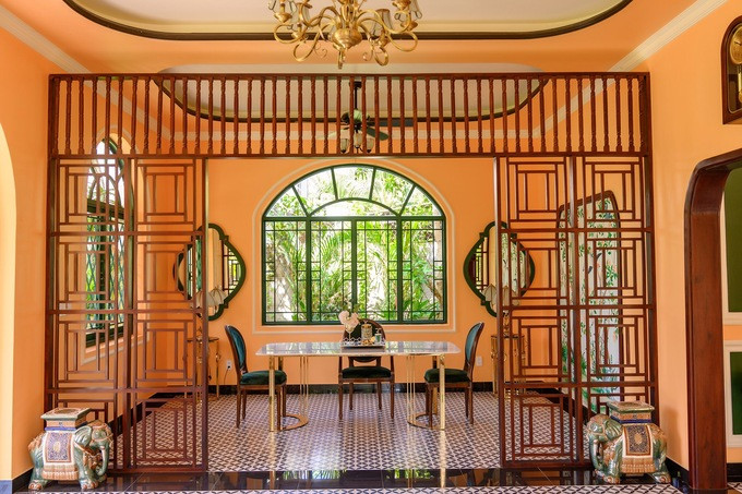 Trong nhà thiết kế nhiều cửa sổ, đón ánh nắng tự nhiên và gió mát.