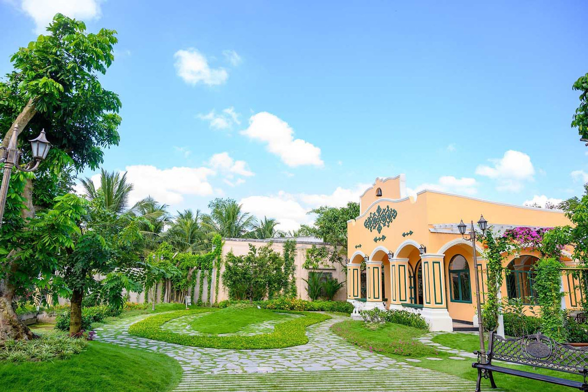 Căn biệt phủ mang phong cách Đông Dương, pha trộn giữa nét Việt xưa và kiến trúc châu Âu.