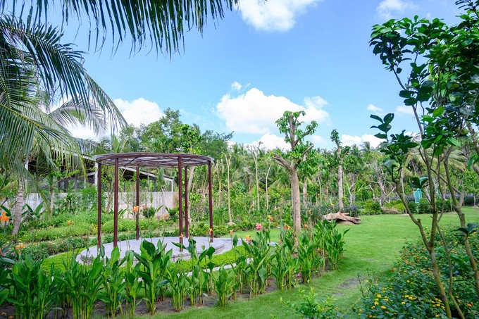 Trong khu vườn còn có rất nhiều hoa và tiểu cảnh tạo điểm nhấn. Nguồn ảnh: FBNV.