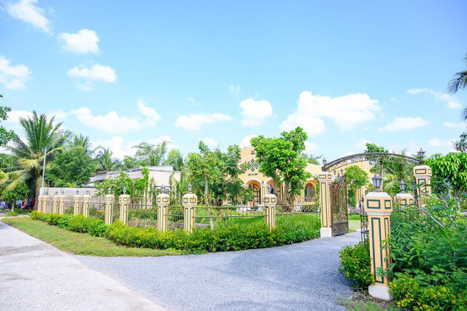 Biệt phủ của Trần Thành Trung tọa lạc tại huyện Mỏ Cày Bắc, tỉnh Bến Tre và vừa hoàn thành vào năm ngoái.