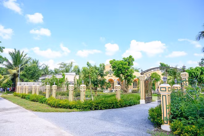 Biệt phủ của Trần Thành Trung tọa lạc tại huyện Mỏ Cày Bắc, tỉnh Bến Tre và vừa hoàn thành vào năm ngoái.