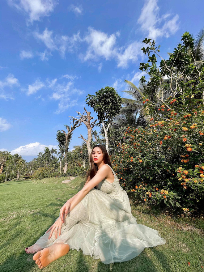 Ca sĩ Hồ Ngọc Hà thích thú trải nghiệm trong không gian mát mẻ, thoáng đáng.