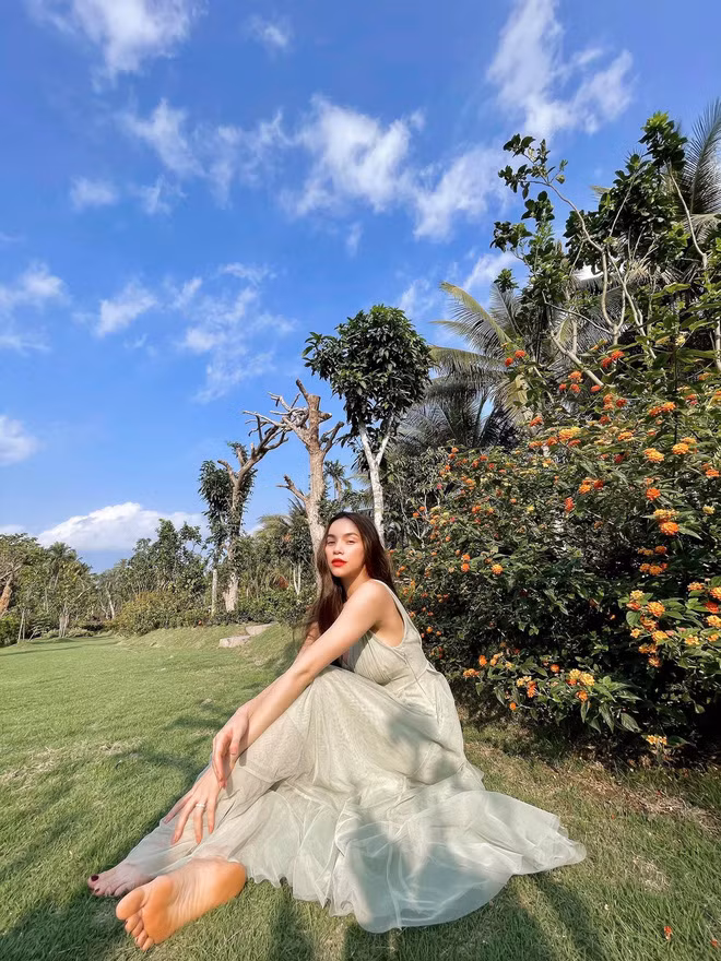 Ca sĩ Hồ Ngọc Hà thích thú trải nghiệm trong không gian mát mẻ, thoáng đáng.