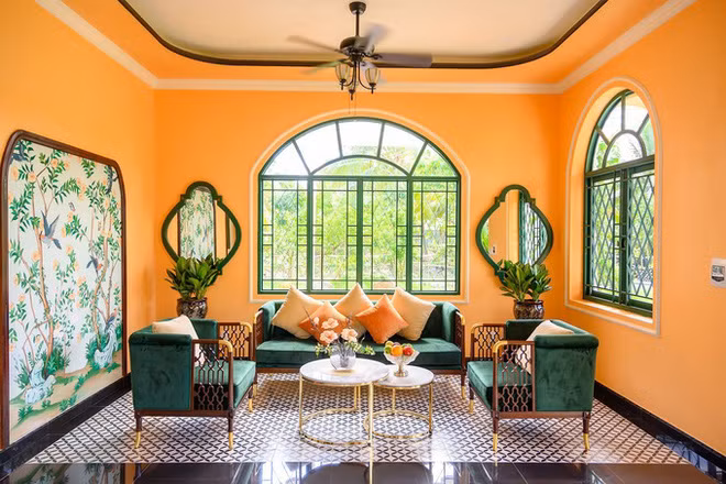 Không gian sống được thiết kế theo phong cách Nam bộ thời xưa và phảng phất thêm chút châu Âu.