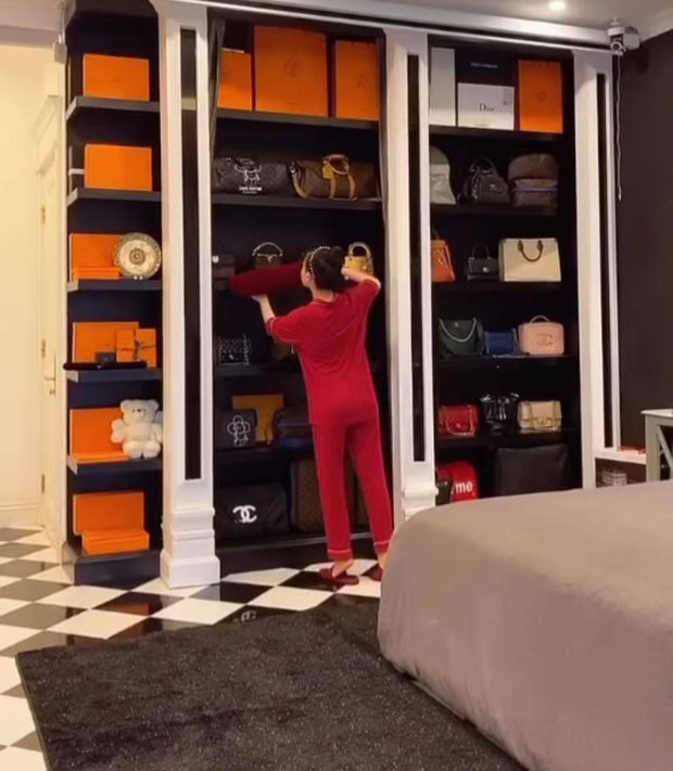 Cô nàng cũng sở hữu xế hộp tiền tỷ cùng "kho" hàng hiệu khổng lồ, chẳng hề kém cạnh so với những tay chơi 'khét tiếng'. Ảnh: TikTok Trang Pilla