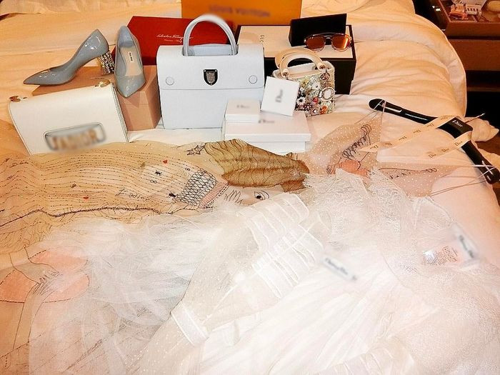 Huyền Baby còn thoải sức sắm loạt đồ hiệu như Chanel, Versace, Dior, Louis Vuitton hay Hermes...Ảnh: FBNV