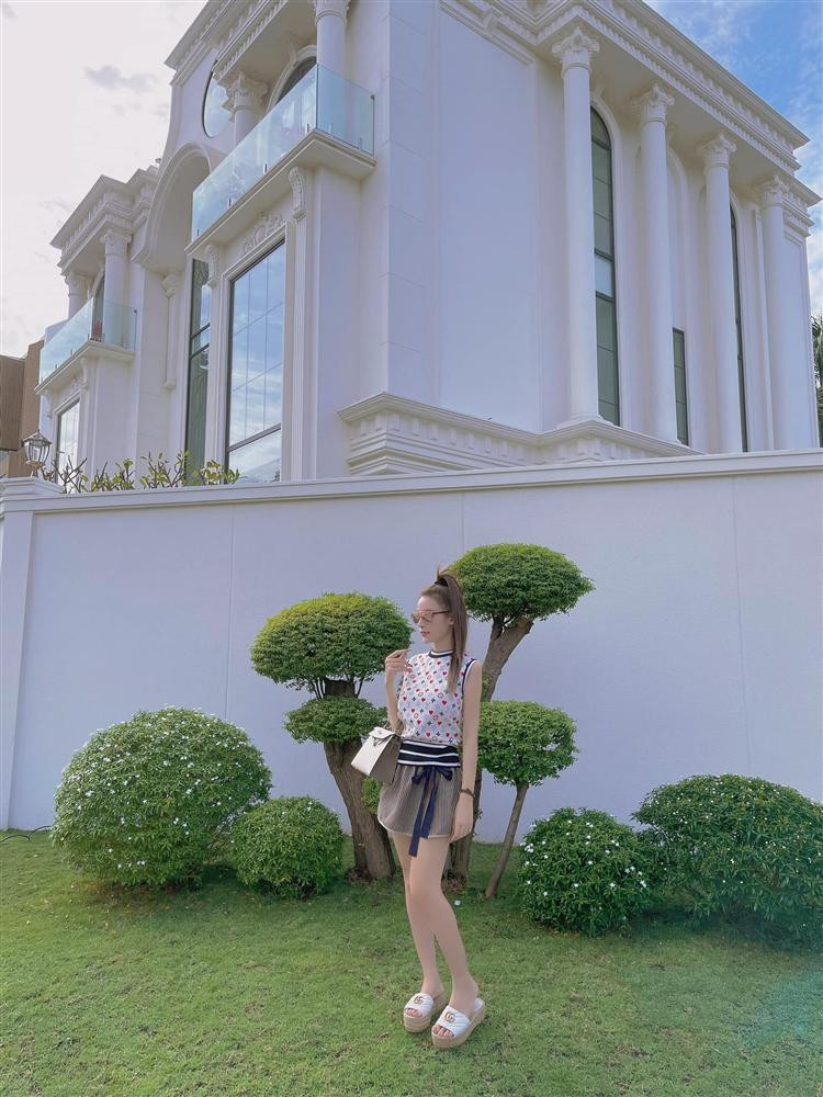 Kết hôn với vị đại gia "khét tiếng" ở Sài Gòn, hot girl Huyền Baby được tận hưởng cuộc sống như một bà hoàng. Cô sống trong căn biệt thự lộng lẫy như "lâu đài" với giá trị lên gần trăm tỷ đồng. Ảnh: FBNV