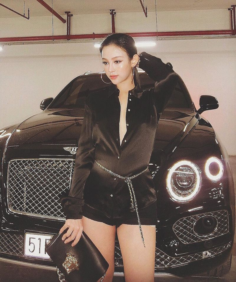 Năm 2016, cựu hot girl Hà thành từng gây xôn xao khi trở thành người thứ 2 ở Việt Nam sở hữu chiếc Bentley Bentayga. Tại thời điểm đó, mức giá xe đã rơi vào khoảng 20 - 21 tỷ đồng. Ảnh: FBNV