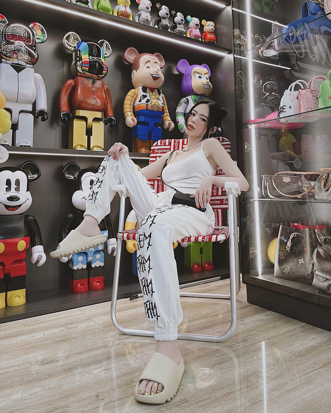 Trong bức ảnh của Vân Tiny, nhiều người cũng thấy lấp ló dàn Bearbrick - đồ chơi được mệnh danh là chỉ dành cho nhà giàu. Ảnh: FBNV