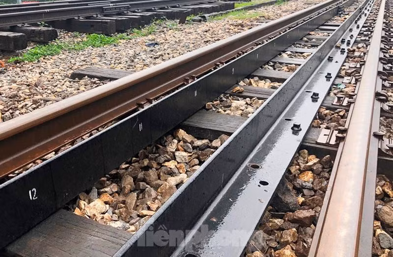 Do mục ruỗng nhiều, nên 5,5 km đường sắt chạy qua cầu Thăng Long có nhiều vị trí trống thanh tà vẹt đỡ lực bên dưới.