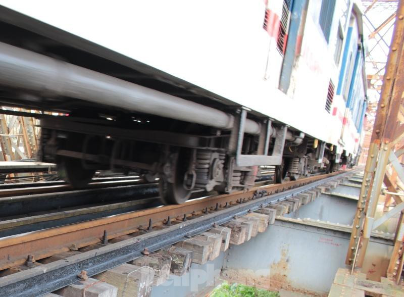 Trên cầu Long Biên và Thăng Long, hàng ngày đang có hàng trăm chuyến tàu vận chuyển khách và hàng, tuy nhiên do đang bị Bộ GTVT "găm" nguồn kinh phí bảo trì năm 2021, mục đích là muốn chuyển qua khâu trung gian là Cục Đường sắt (các năm vừa qua là chuyển thẳng cho ngành Đường sắt) khiến toàn bộ hệ thống đảm bảo an toàn chạy tàu như đường ray, tà vẹt, hệ thống hạ tầng trên cầu không được sửa chữa theo định kỳ.