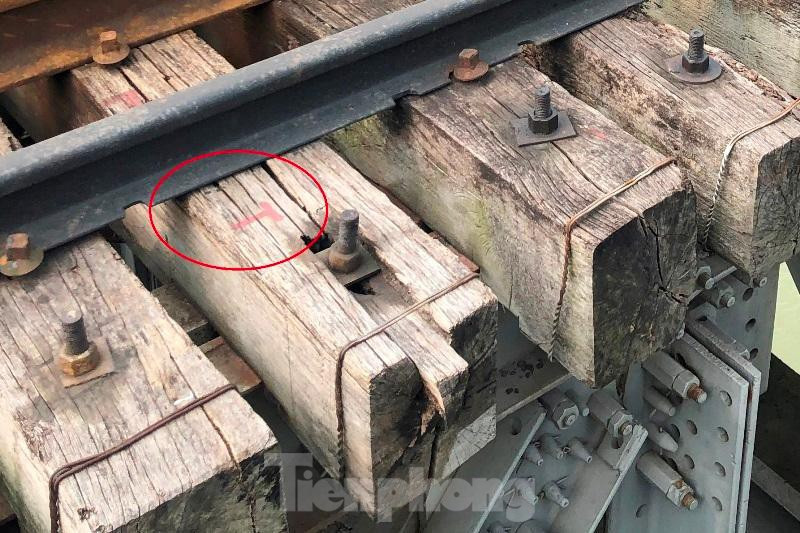 Nhiều thanh tà vẹt trên đường sắt qua cầu Long Biên được công nhân tuần đường đánh dấu "T" (thay) bằng mực đỏ, nhưng nay mực đã mờ nhưng thanh tà vẹt hỏng vẫn chưa được thay.