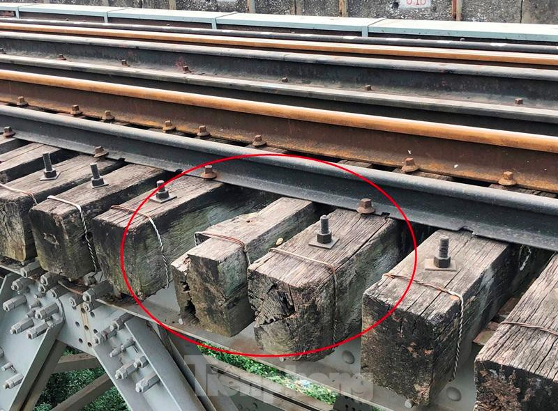 Tại vị trí ô 18, trụ cầu số 10 (vòng tròn), cầu Long Biên, thanh tà vẹt tại đây ngoài mục ruỗng còn không có cả 2 đinh ghim theo quy định, dẫn đến thanh tà vẹt nay đang thường xuyên bị xô lệch.