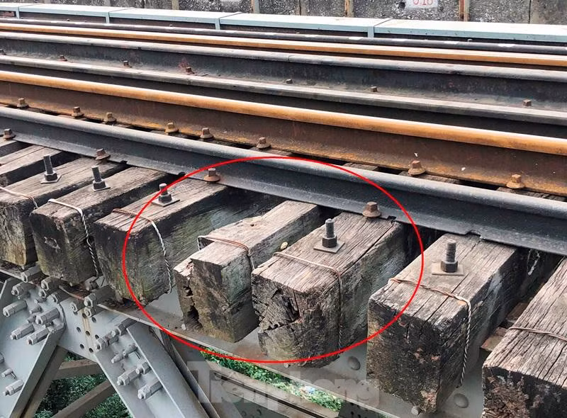 Tại vị trí ô 18, trụ cầu số 10 (vòng tròn), cầu Long Biên, thanh tà vẹt tại đây ngoài mục ruỗng còn không có cả 2 đinh ghim theo quy định, dẫn đến thanh tà vẹt nay đang thường xuyên bị xô lệch.