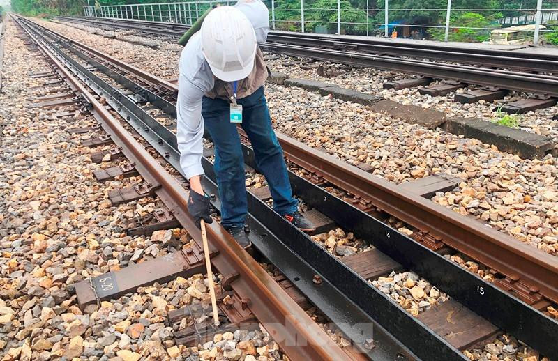 Qua công tác tuần đường, công nhân đường sắt đã phát hiện nhiều thanh tà vẹt xuống cấp đến mức mục rỗng bên trong, cần thay thế khẩn cấp.