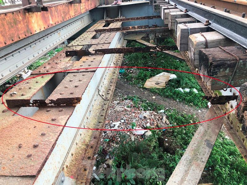 Hệ thống thanh sắt giằng, giữ ổn định tà vẹt và đường tàu tại nhiều vị trí trên cầu Long Biên bị hoen gỉ, bong gãy chưa được khắc phục