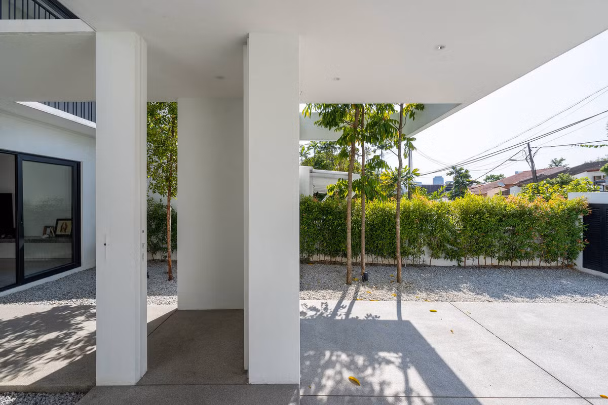 Tường hai bên nhà được phủ đầy cây xanh.