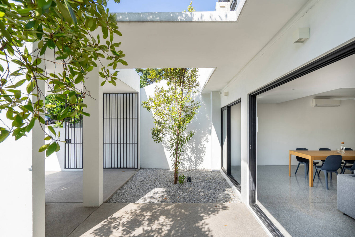 Khoảng đất trống cây được rải sỏi để phân tách với lối vào nhà.